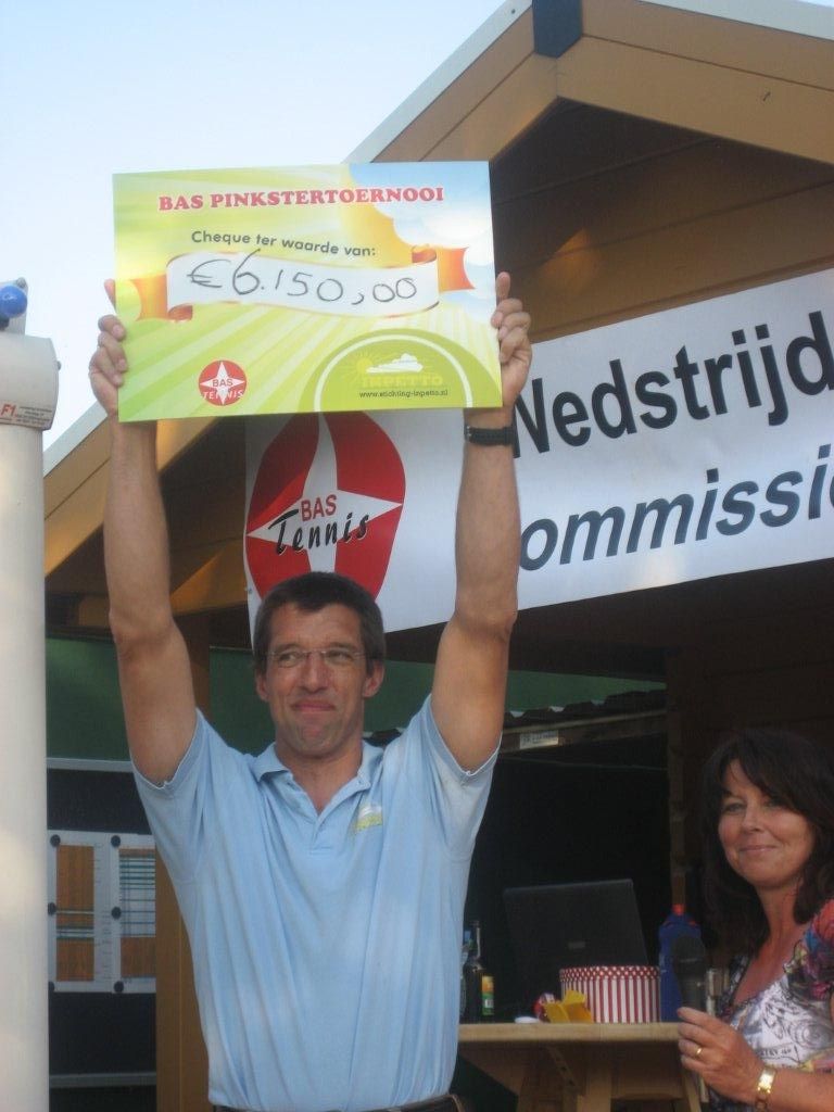 Stichting Inpetto ontvangt cheque van € 6.150