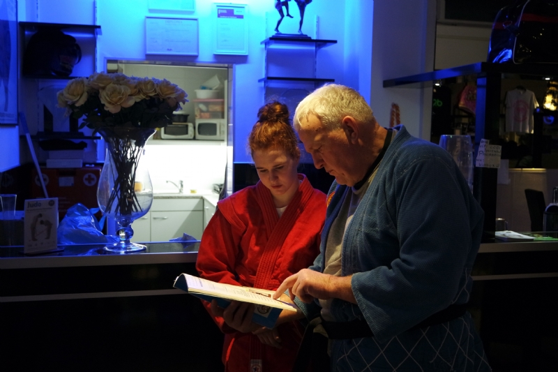 Sacha Buwalda gehuldigd met diploma