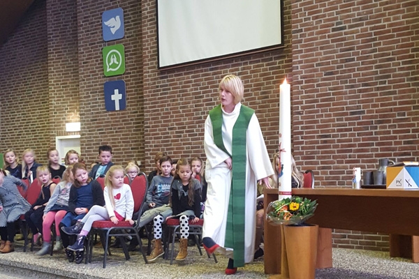 Geslaagde schoolkerkdienst in Voorhof