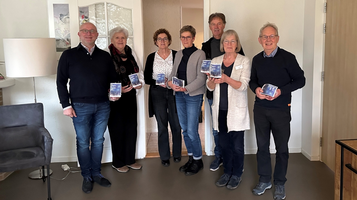 Vrijwilligers voedselbank ontvangen amaryllis van Odd Fellows