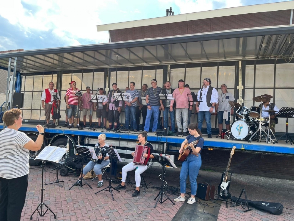 Piratenkoor De Blauwbaarden viert jubileum in De Voorhof