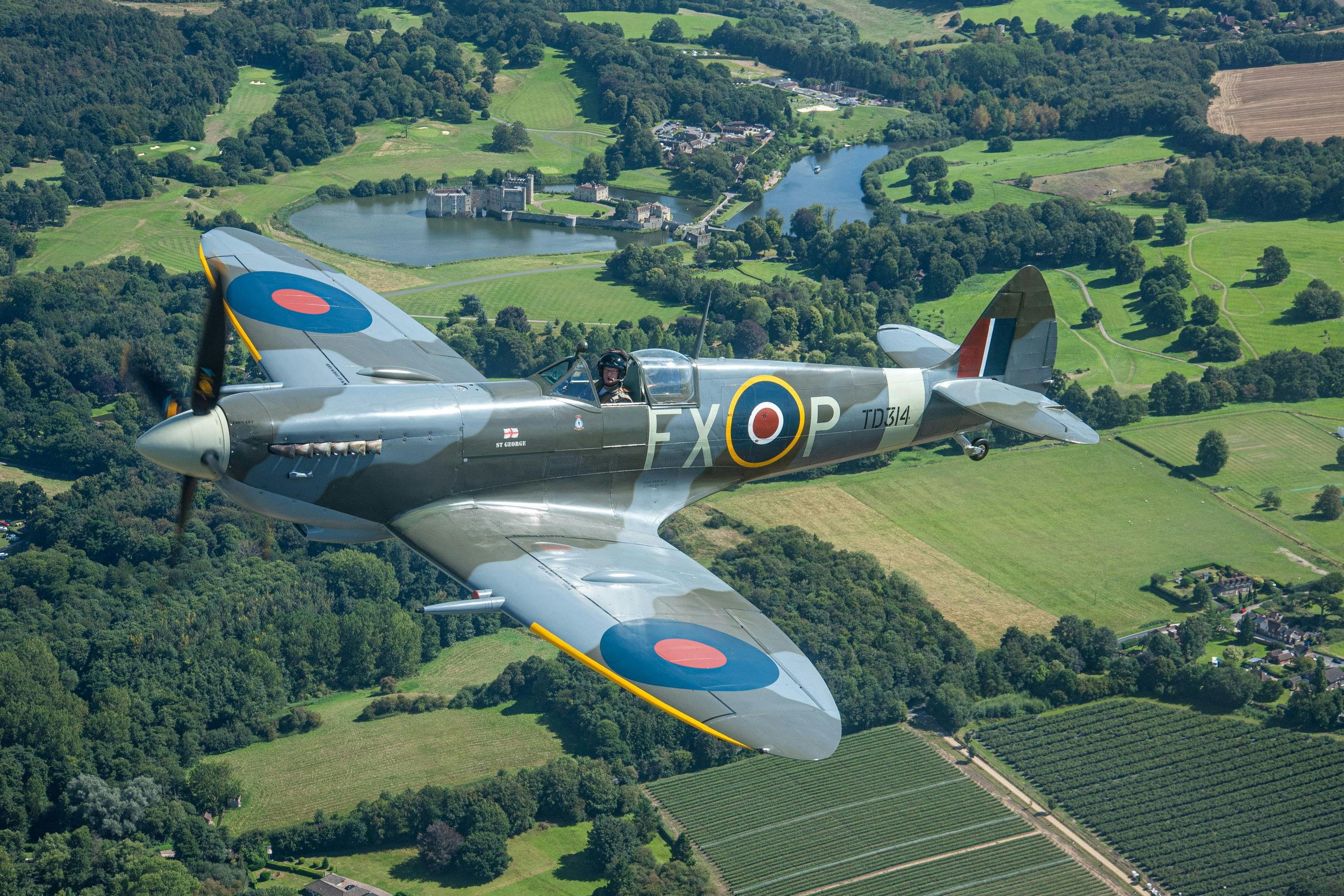 Dakota maakt herdenkingsvlucht over Biddinghuizen
